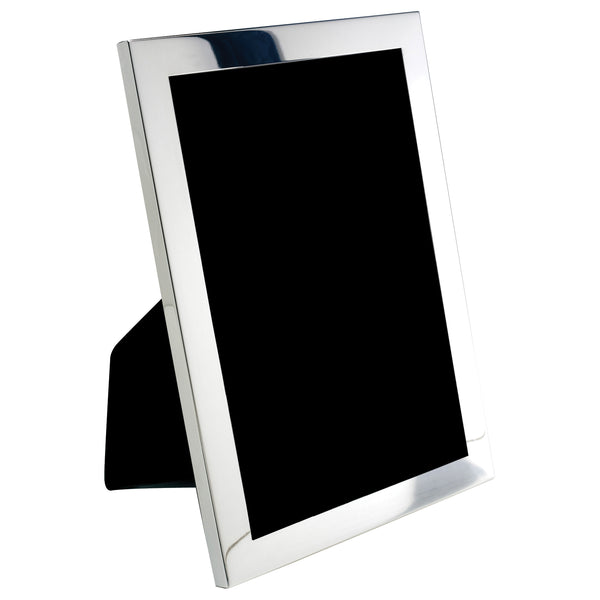 Stylish silver Salisbury frame, designed to showcase your beloved 5x7 wedding picture